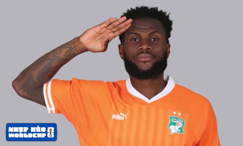 Franck Kessie gây sốt với pha va chạm hy hữu cùng trọng tài